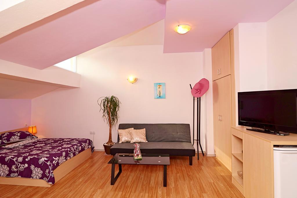 Batak Studio Burgas Rum bild